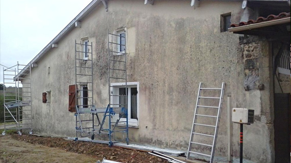 Nettoyage de façades avant peinture et ravalement